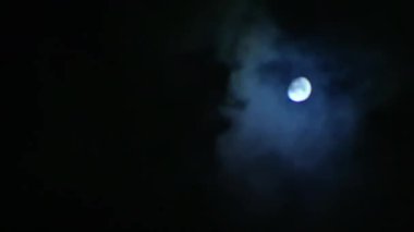 Kara Bulutlar Karanlık Gökyüzünde Ay 'ın önünden geçiyor