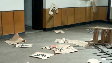 Evin içindeki dağınıklığa bak.