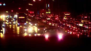 Geceleri şehirde trafik sıkışıklığı