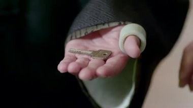 Başka bir adamdan anahtarları almak, yakın plan.