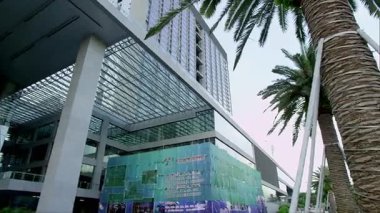 Ofis binasına bakıyorum.