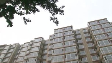 Bir yerleşim bölgesindeki bir binanın etrafını araştırıyoruz.