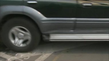Plakası A3899 olan bir polis arabası dönüyor ve uzaklaşıyor..