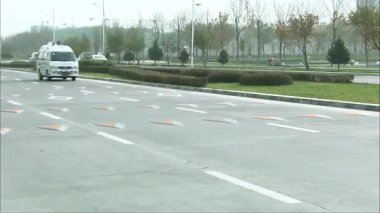 Yol boyunca bir ambulans hızla ilerliyor.