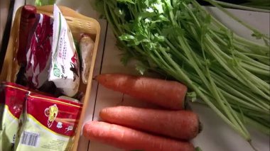 Masadaki çeşitli malzemelere bakıyorum: kereviz, havuç, yumurta, patates, beyaz turp.
