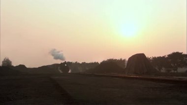 Buhar treni uzaktan kükredi.