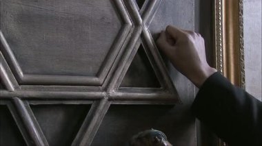 Duvarın farklı kısımlarına tıklayarak insanların seslerini dinliyoruz.