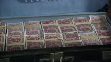 Kutuyu aç, Çin Cumhuriyeti döneminden kalan banknotlarla dolu.