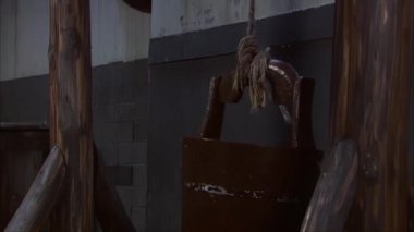 Kuyudan bir kova su al ve soya fasulyesiyle dolu büyük ahşap bir havuza dök..