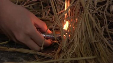 Kamışı yakmak için çakmak kullan, yakın plan eller.