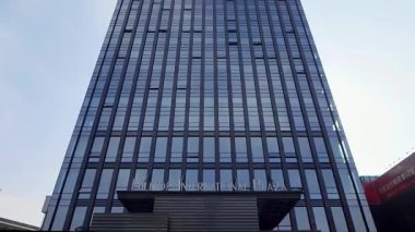Hilltop International Plaza binasının alt-üst görüntüsü.