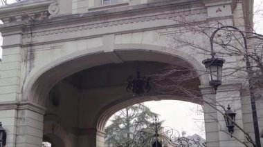 Villa kapısının dış görünüşü, tabelada 