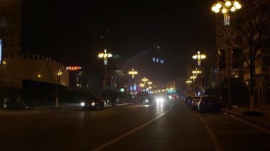 Siyah bir Mercedes SUV gece yolda hız yapıyor.