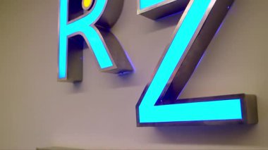 Rui Zhi Reklam Şirketi Logosu 'nun tepeden tırnağa görüntüsü.