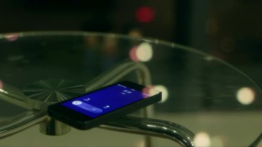 Kahve masasındaki siyah iPhone 'a 