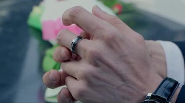 Yüzüğü orta parmağından çıkarmak, bir adamın elinin yakın çekimi.