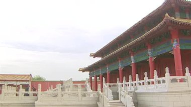 Qing Hanedanlığı 'nın geleneksel kraliyet sarayının dışında resmi görevliler var.