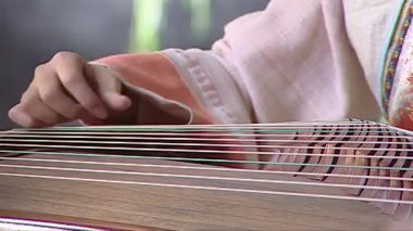 Guzheng oynarken, yakın çekim.