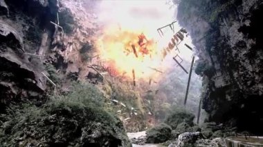 Nehir boyunca uzanan köprü bombardımanla yıkıldı, uzaktan fotoğraflandı.