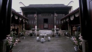 Geleneksel Çin bungalovu, avlu manzarası, her iki tarafında kuş kafesleri var.