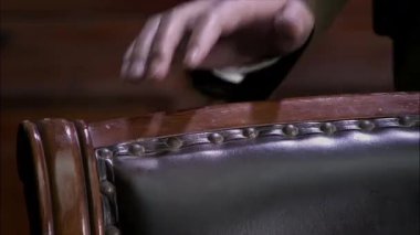 Bir el aniden sandalyenin arkasını tuttu.