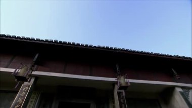 Geleneksel Çin ev kapısı saçıldı