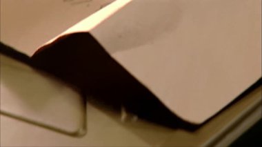 Telgraf gönderiliyor, el hareketlerinin yakın çekimi.