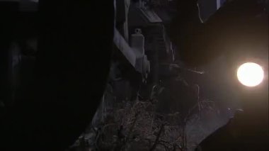 Gece hedefini bulmak için fener kullan.