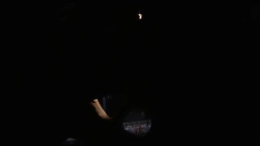 Geceleri terk edilmiş trenler etrafında hedefler aranıyor.