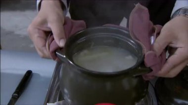 Güveci al ve tavuk çorbasını termos kovasına dök.