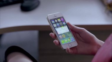 iPhone 'la WeChat' te sohbet, bir kadının el hareketlerinin yakın çekimi.