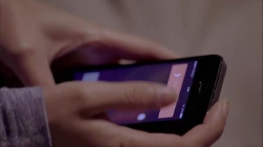 Kadın bir çağrı aldıktan sonra iPhone 'unu kapatıyor, el hareketlerini kapatıyor.