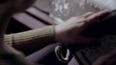 Sabit hattı bacaklarınıza koyun ve kadının el hareketlerini yakın plan tuşlamaya başlayın.