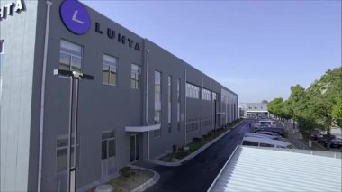 LUHTA fabrikasının dışına bakıyorum.