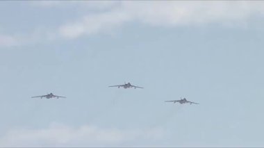 Askeri Uçak Eğitim Alayında Gökyüzünde Uçuyor 