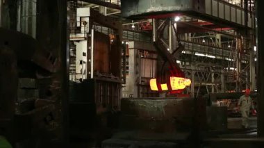 Kırmızı-Sıcak Çelik Metal Bileşenlerinin Otomatik Taşımacılığı Video