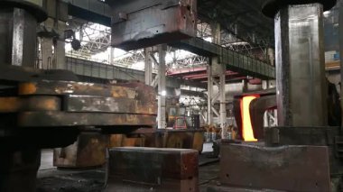 Kırmızı-sıcak çelik parçaları taşınıyor