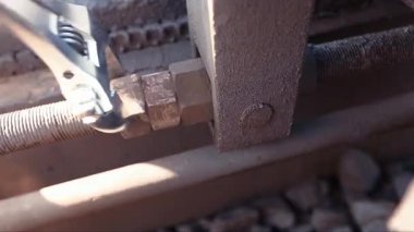 Bir vidayı ingiliz anahtarıyla sıkma videosu