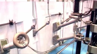 Bilgisayar odasında çeşitli Siemens elektrikli ekipmanları var.