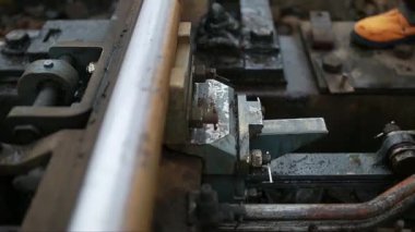 İşçiler demiryolu hatlarını kontrol etmek için ekipman kullanıyorlar