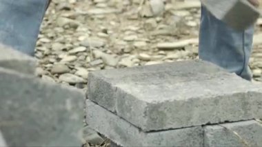 Duvarcı tuğla örüyor. Yakın çekim.