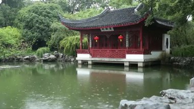 Yağmurda göl manzarası - sabit çekim