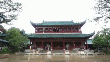 Bahçedeki tapınağın ana salonu. Yüzünü kameraya dön. Aşağıdan yukarıya kamera. Video