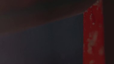 Metal yüzeyi dosyalamak için bir dosya kullan ve metal parçaları düşsün.