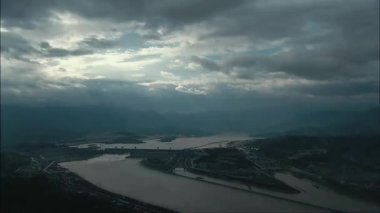 Aşağıdaki su koruma tesislerine bakınca, gökyüzü kara bulutlarla dolu.