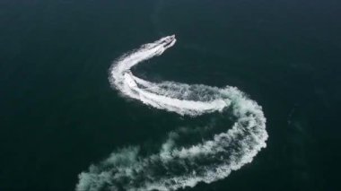 Denizde birbirini kovalayan iki sürat teknesinin videosu.