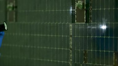 El feneri videosu ile uydu güneş panelleri kontrol ediliyor