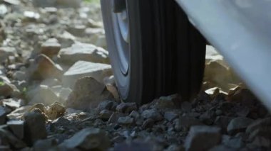 Tekerlekler taş zeminde kayıyor, yakın çekim