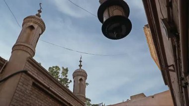 Sabit mercek, mavi gökyüzünün altındaki camiyi çekmek için yukarı bakıyor.