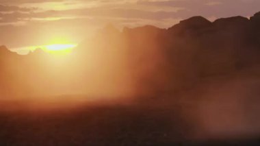 Motosiklet ışıkta ve gölgede tepeye doğru koştu.